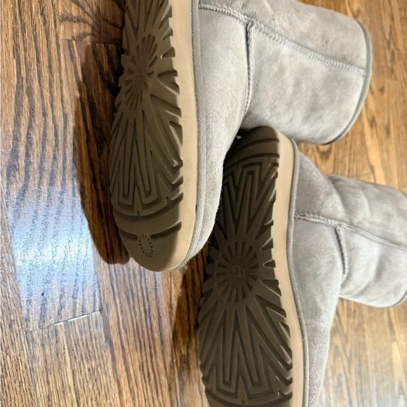 UGG Classic Short II Boots in Gray - Picture 4 of 8